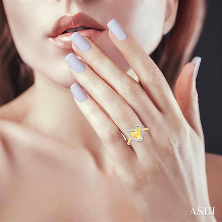 1/6 ctw Fluted Texture Heart Shape Round Cut Diamond Fashion Ring in 10K Yellow and White Gold