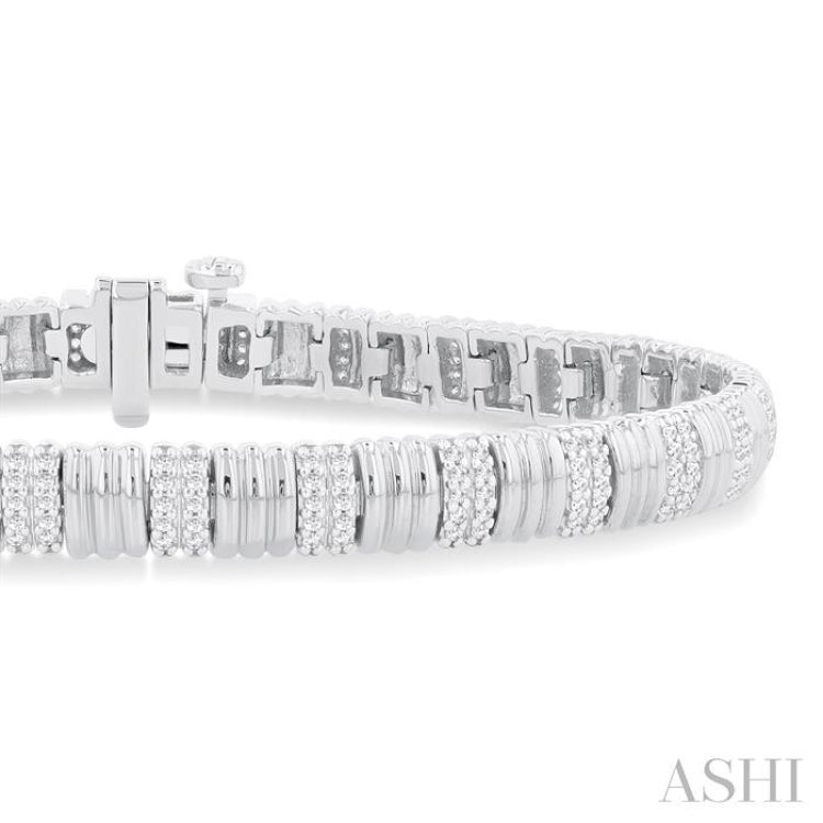 3/4 ctw Ribbed Round Cut Diamond Fashion Bracelet in 14K White Gold
