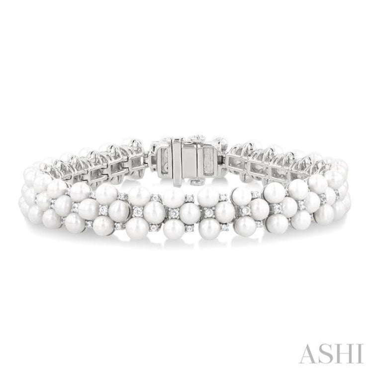 4 MM Interlocked Clover Cultured Pearl and 1 ctw Round Cut Diamond Fashion Bracelet in 14K White Gold