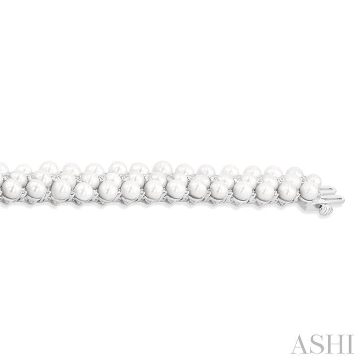 4 MM Interlocked Clover Cultured Pearl and 1 ctw Round Cut Diamond Fashion Bracelet in 14K White Gold