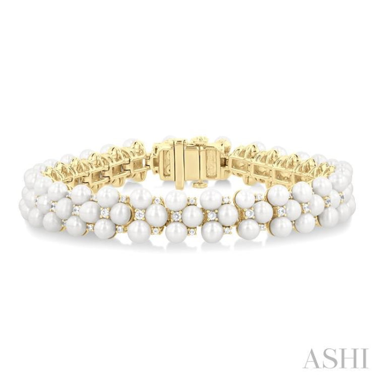 4 MM Interlocked Clover Cultured Pearl and 1 ctw Round Cut Diamond Fashion Bracelet in 14K Yellow Gold