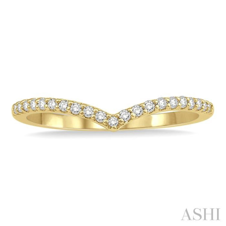 1/10 Ctw Chevron Center Round Cut Diamond Wedding Band in 14K Yellow Gold