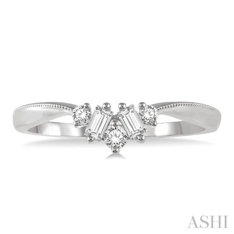 1/5 ctw Chevron Baguette and Round Cut Diamond Band in 14K White Gold
