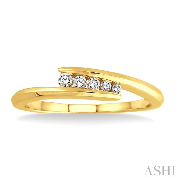 1/10 ctw Round Cut Diamond Journey Ring in 10K Yellow Gold
