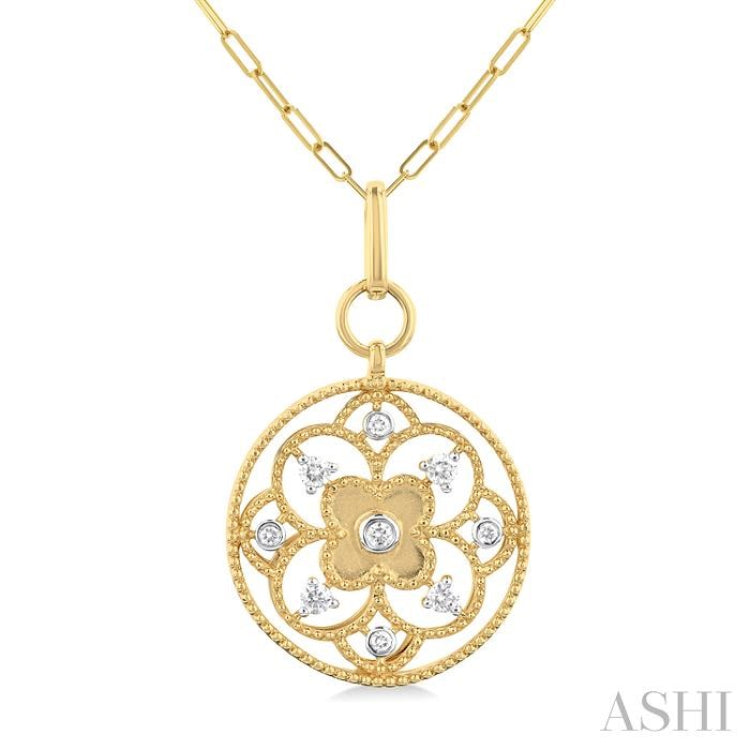 1/4 Ctw Circle Floral Carving Round Cut Diamond Fashion Pendant With Paperclip Chain in 14K Yellow Gold