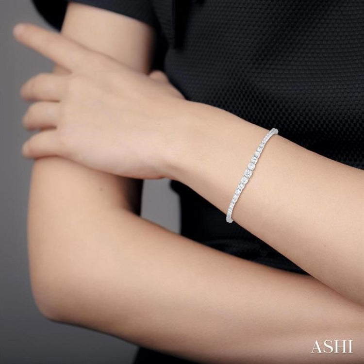 3 ctw Graduated Round Cut Diamond Tennis Bracelet in 14K White Gold