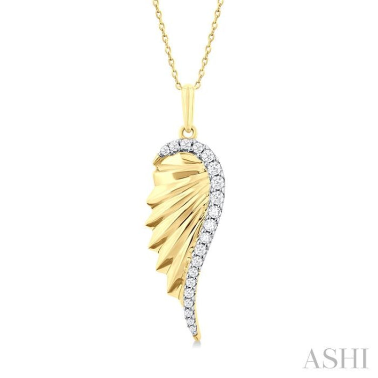 1/5 Ctw Fluted Texture Angel Wing Round Cut Diamond Fashion Pendant With Chain in 14K Yellow Gold